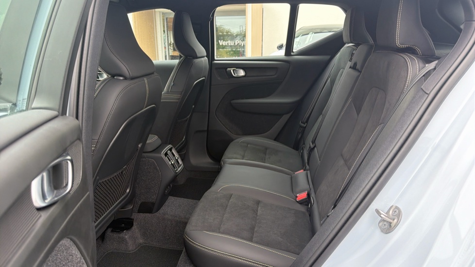 Volvo XC40 2.0 B4P Plus Dark 5dr Auto Petrol Estate - Image 33