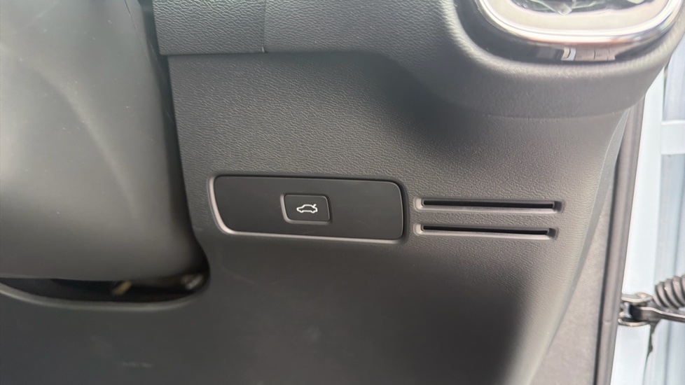 Volvo XC40 2.0 B4P Plus Dark 5dr Auto Petrol Estate - Image 35