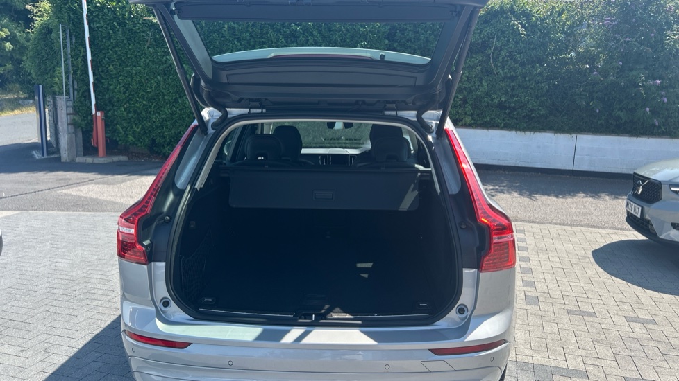 Volvo XC60 2.0 B5P Core 5dr AWD Geartronic Petrol Estate - Image 13