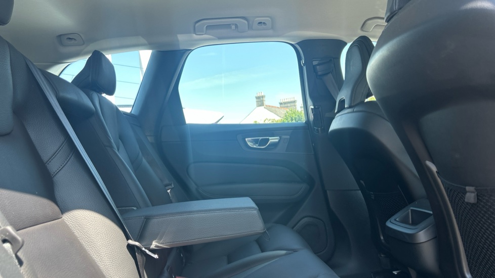 Volvo XC60 2.0 B5P Core 5dr AWD Geartronic Petrol Estate - Image 21
