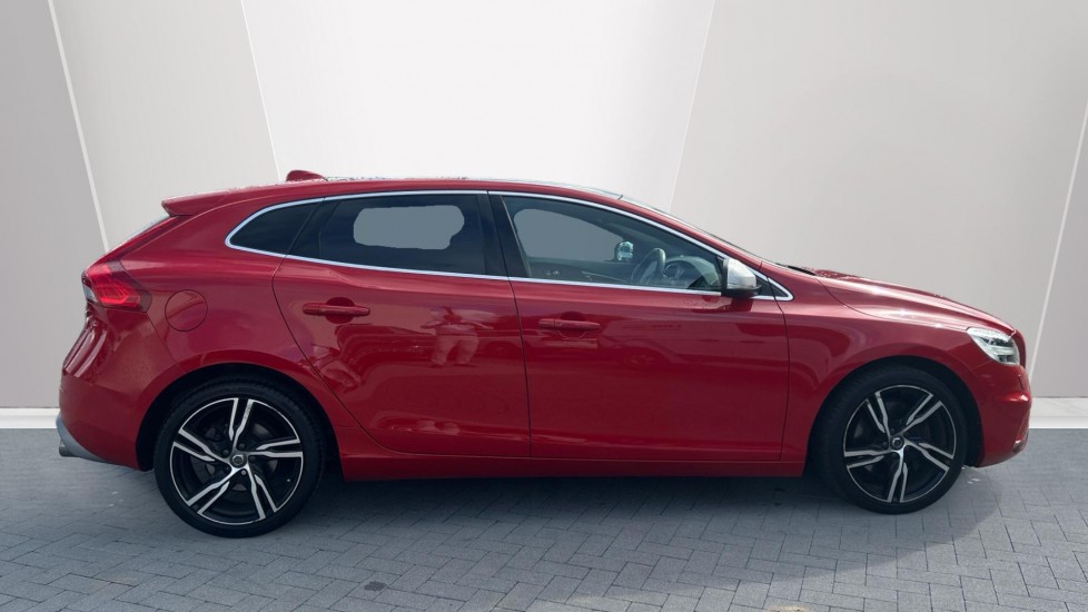 Volvo V40 D2 [122] R DESIGN Edition 5dr Geartronic Diesel Hatchback - Image 3