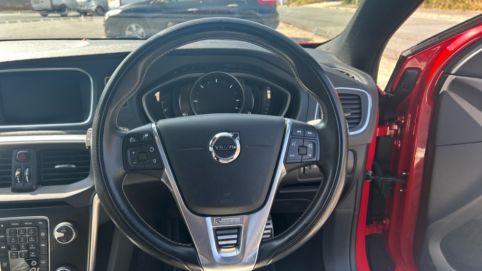 Volvo V40 D2 [122] R DESIGN Edition 5dr Geartronic Diesel Hatchback - Image 4