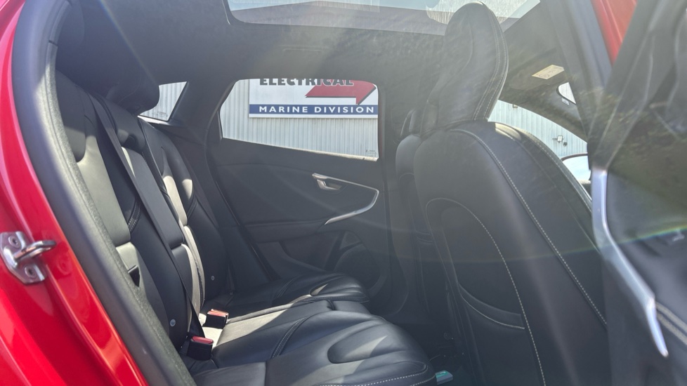 Volvo V40 D2 [122] R DESIGN Edition 5dr Geartronic Diesel Hatchback - Image 6