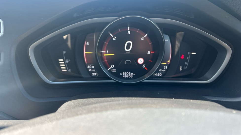 Volvo V40 D2 [122] R DESIGN Edition 5dr Geartronic Diesel Hatchback - Image 11
