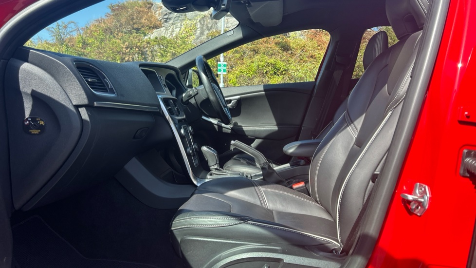 Volvo V40 D2 [122] R DESIGN Edition 5dr Geartronic Diesel Hatchback - Image 22