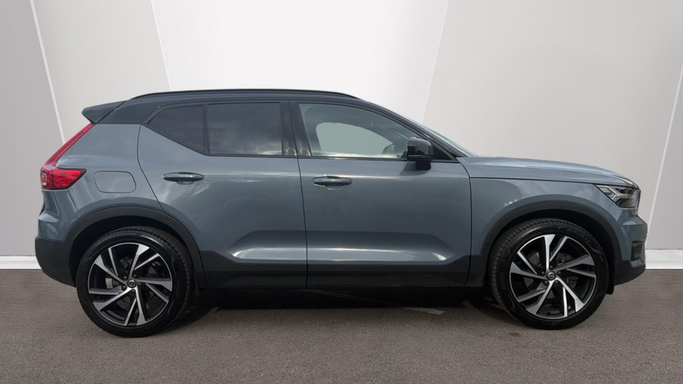 Volvo XC40 2.0 B4P R DESIGN Pro 5dr AWD Auto Petrol Estate - Image 3
