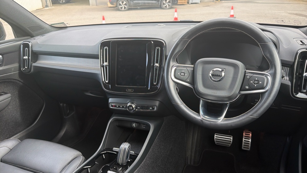 Volvo XC40 2.0 B4P R DESIGN Pro 5dr AWD Auto Petrol Estate - Image 4