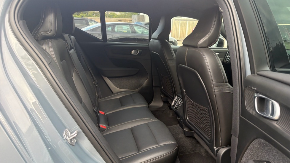 Volvo XC40 2.0 B4P R DESIGN Pro 5dr AWD Auto Petrol Estate - Image 6