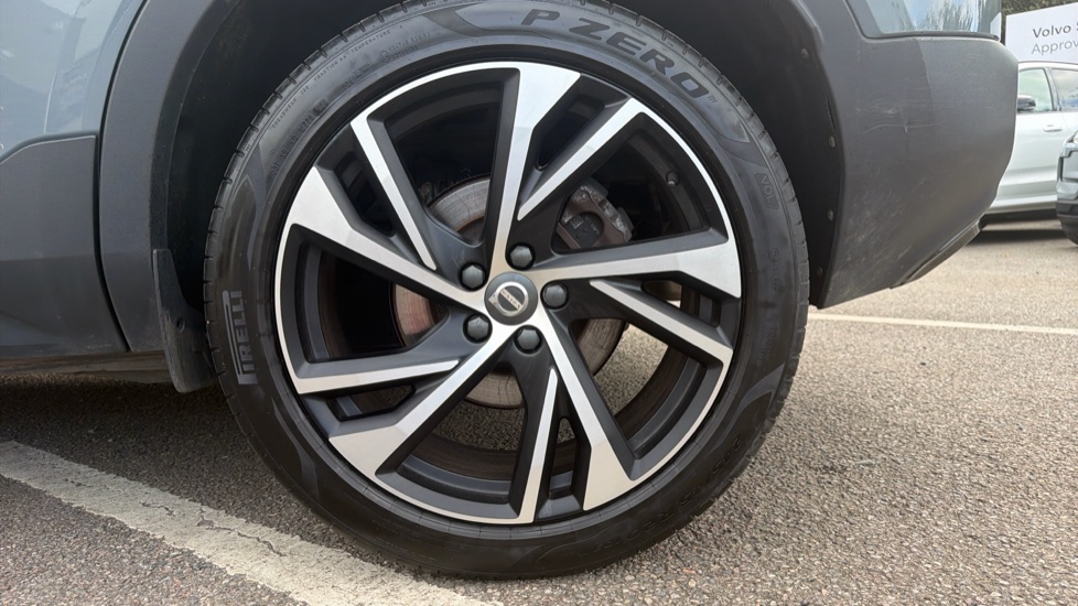 Volvo XC40 2.0 B4P R DESIGN Pro 5dr AWD Auto Petrol Estate - Image 9