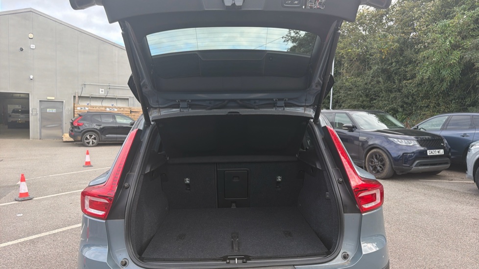 Volvo XC40 2.0 B4P R DESIGN Pro 5dr AWD Auto Petrol Estate - Image 13