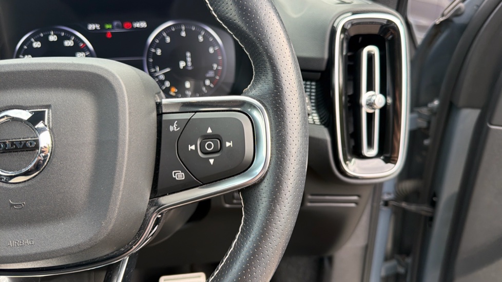 Volvo XC40 2.0 B4P R DESIGN Pro 5dr AWD Auto Petrol Estate - Image 22