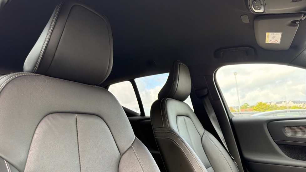 Volvo XC40 2.0 B4P R DESIGN Pro 5dr AWD Auto Petrol Estate - Image 31