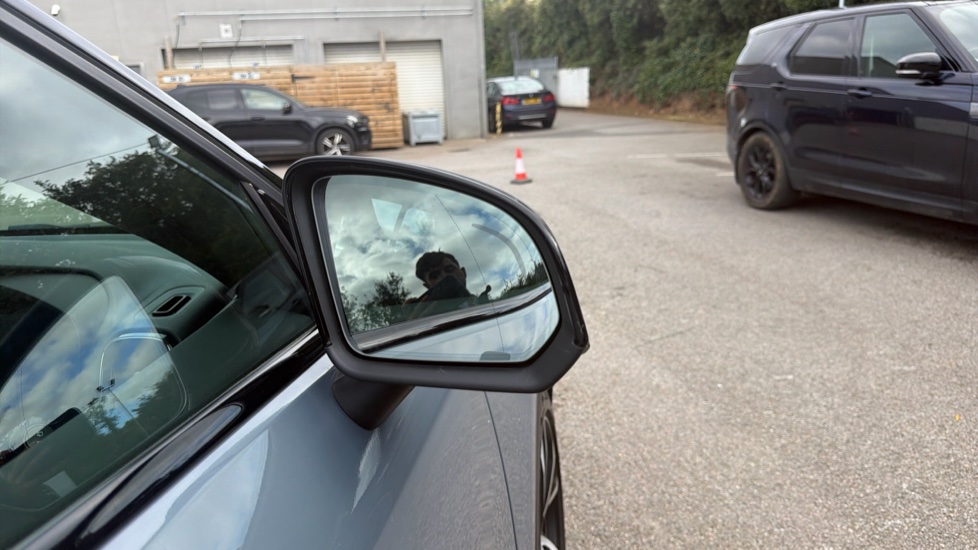 Volvo XC40 2.0 B4P R DESIGN Pro 5dr AWD Auto Petrol Estate - Image 32