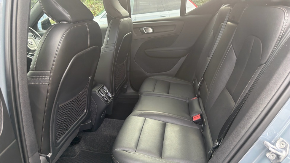 Volvo XC40 2.0 B4P R DESIGN Pro 5dr AWD Auto Petrol Estate - Image 33