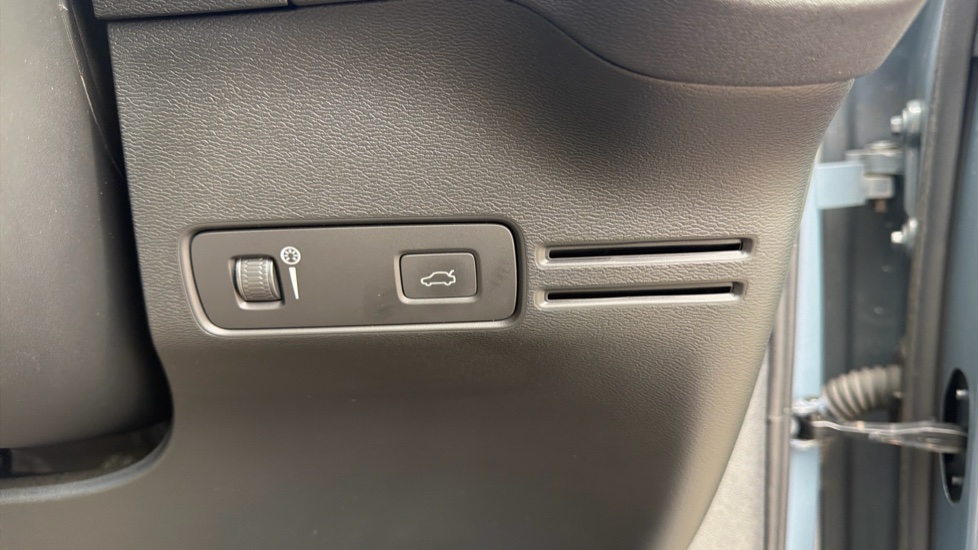 Volvo XC40 2.0 B4P R DESIGN Pro 5dr AWD Auto Petrol Estate - Image 35