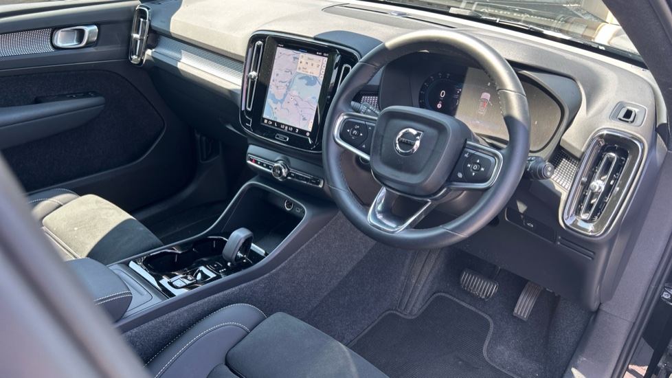 Volvo XC40 2.0 B3P Plus Dark 5dr Auto Petrol Estate - Image 4
