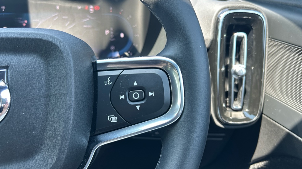 Volvo XC40 2.0 B3P Plus Dark 5dr Auto Petrol Estate - Image 17