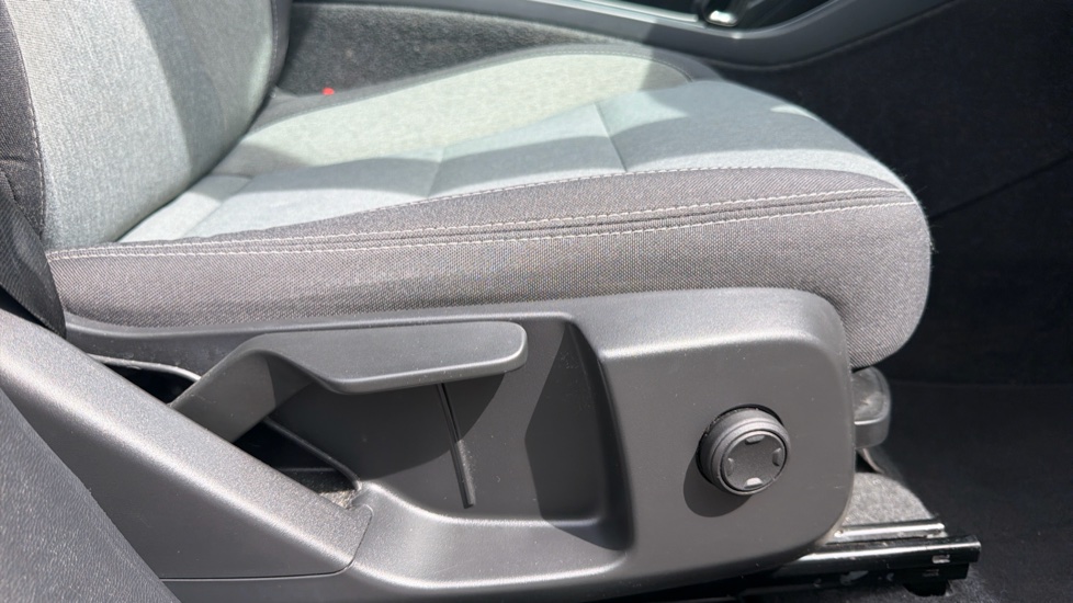Volvo XC40 2.0 B3P Core 5dr Auto Petrol Estate - Image 30
