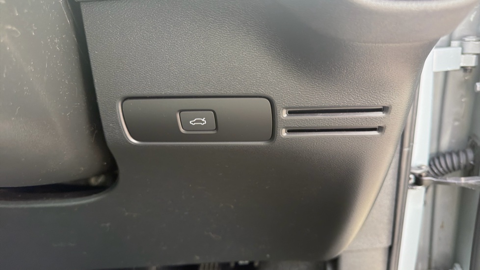 Volvo XC40 2.0 B3P Core 5dr Auto Petrol Estate - Image 35