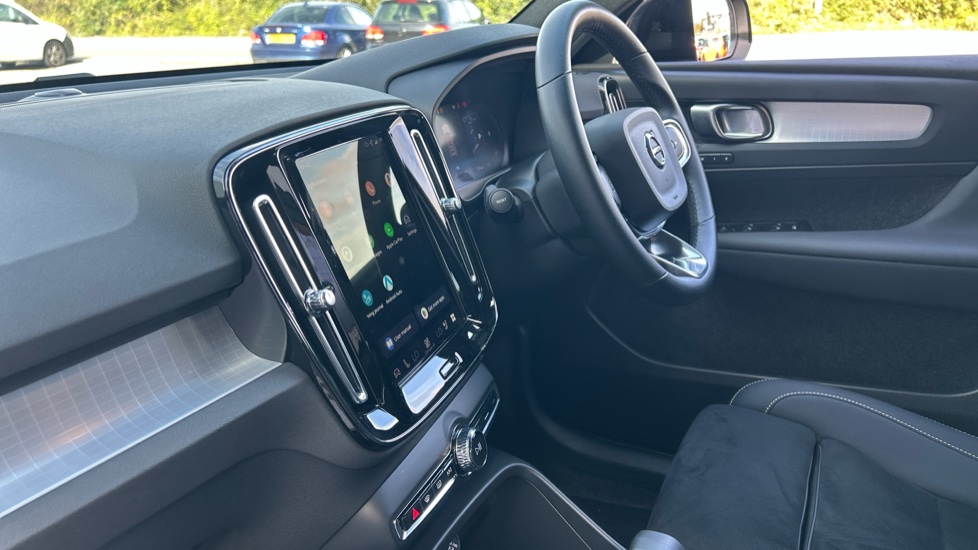 Volvo XC40 2.0 B3P Plus Black Edition 5dr Auto Petrol Estate - Image 17