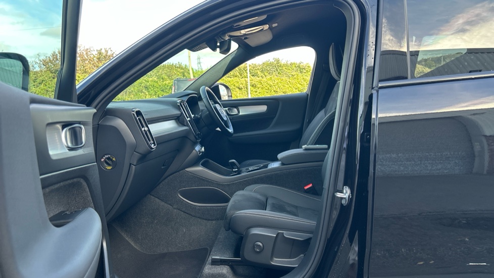 Volvo XC40 2.0 B3P Plus Black Edition 5dr Auto Petrol Estate - Image 25