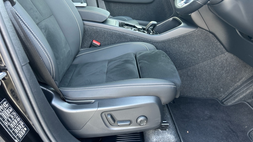 Volvo XC40 2.0 B3P Plus Black Edition 5dr Auto Petrol Estate - Image 27