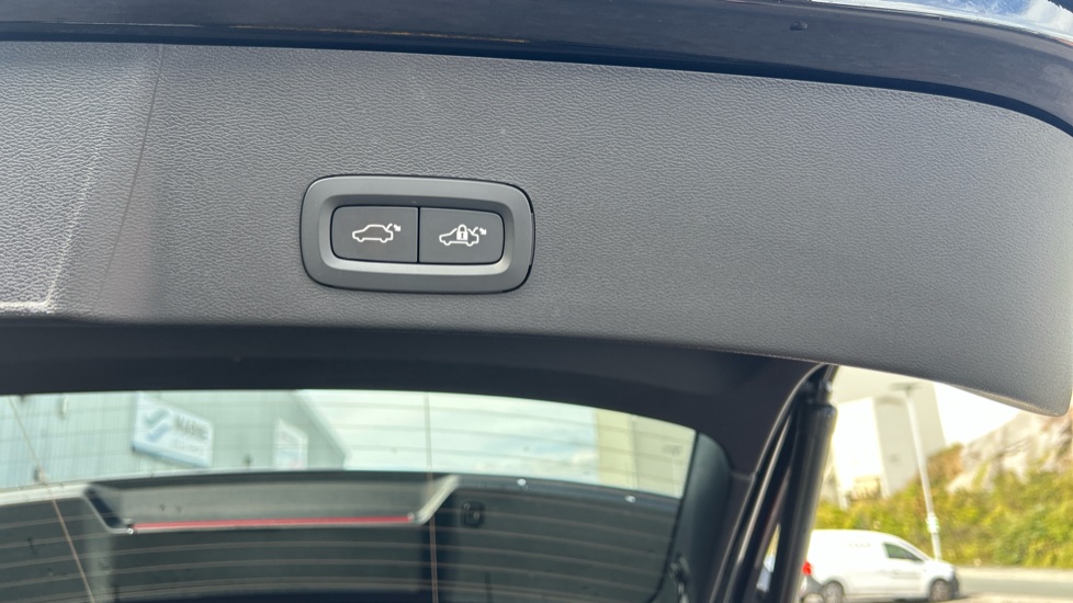 Volvo XC40 2.0 B3P Plus Black Edition 5dr Auto Petrol Estate - Image 32