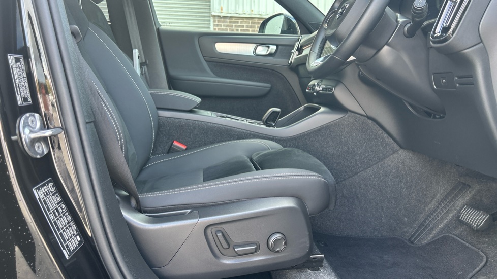 Volvo XC40 2.0 B3P Plus Black Edition 5dr Auto Petrol Estate - Image 44