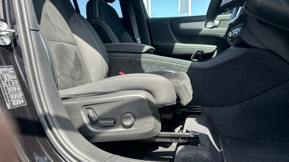 Volvo XC40 2.0 B3P Plus Black Edition 5dr Auto Petrol Estate - Image 29
