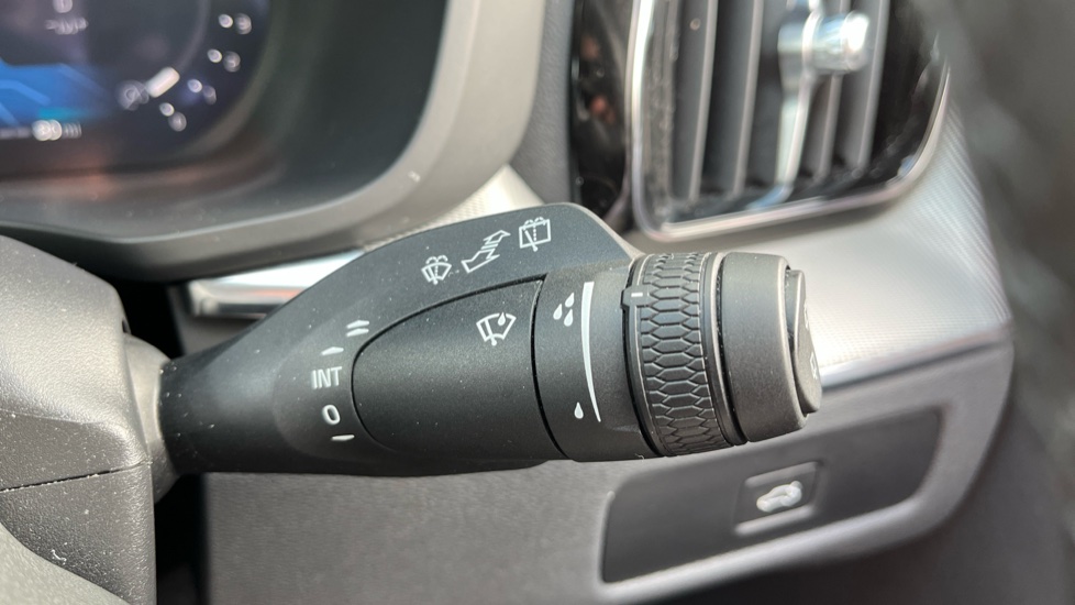Volvo XC60 2.0 B5P Plus Dark 5dr AWD Geartronic Petrol Estate - Image 26