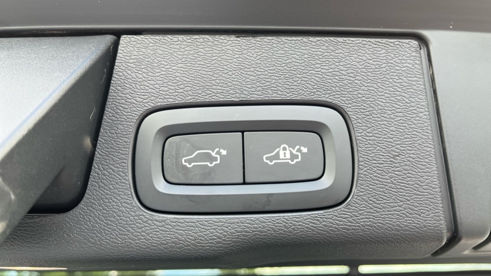 Volvo XC60 2.0 B5P Plus Dark 5dr AWD Geartronic Petrol Estate - Image 36