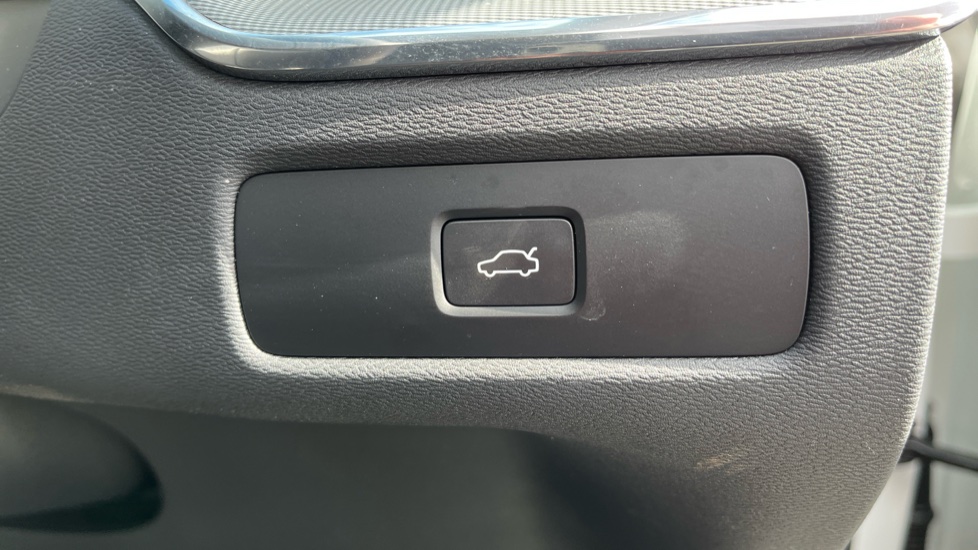 Volvo XC60 2.0 B5P Plus Dark 5dr AWD Geartronic Petrol Estate - Image 37