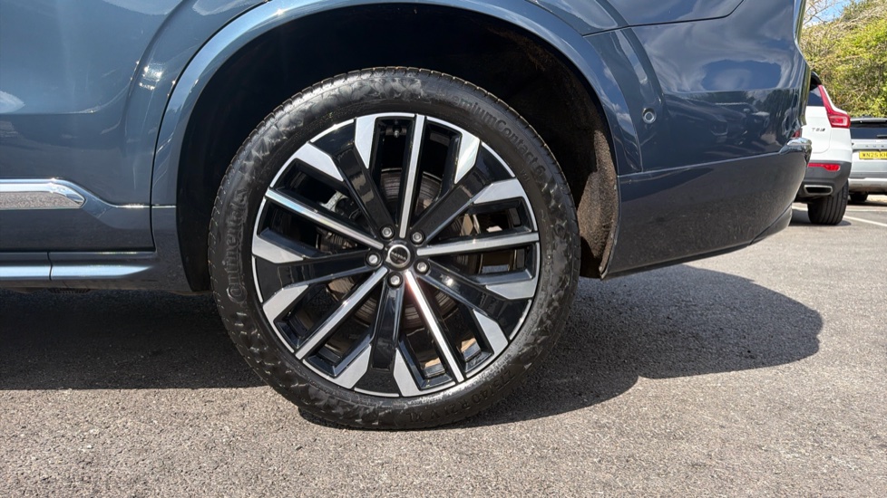 Volvo XC90 2.0 T8 PHEV Ultra Dark 5dr AWD Geartronic Estate - Image 9