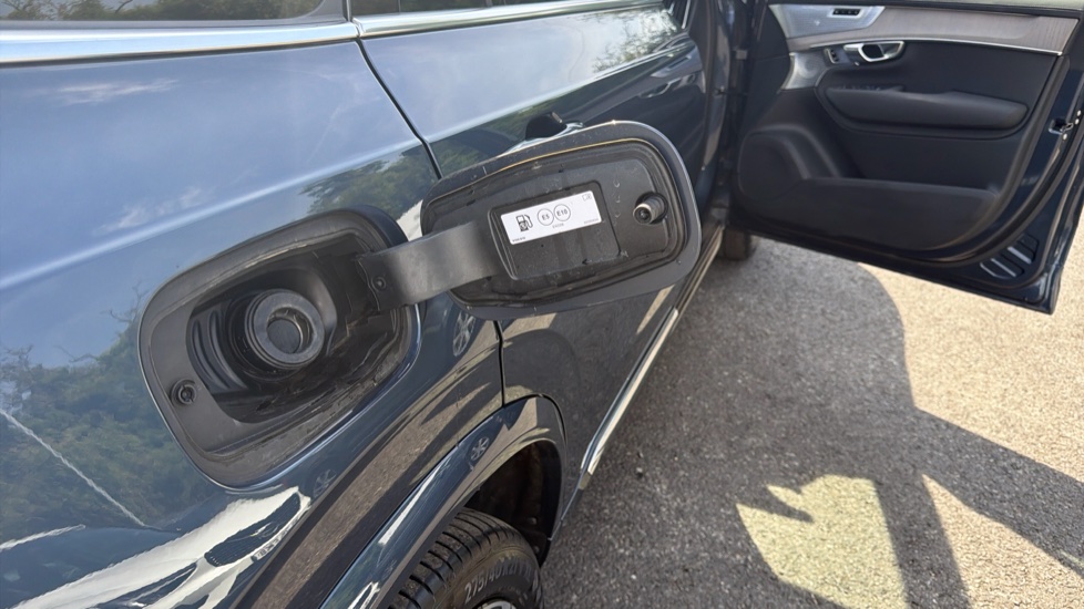 Volvo XC90 2.0 T8 PHEV Ultra Dark 5dr AWD Geartronic Estate - Image 16