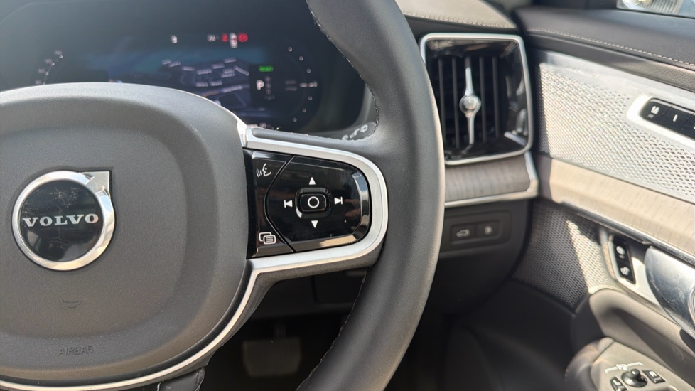 Volvo XC90 2.0 T8 PHEV Ultra Dark 5dr AWD Geartronic Estate - Image 22
