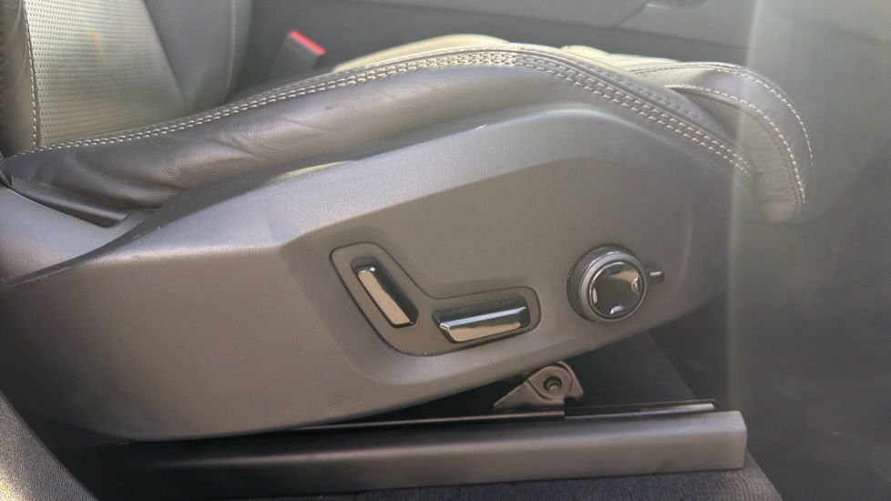 Volvo XC90 2.0 T8 PHEV Ultra Dark 5dr AWD Geartronic Estate - Image 30