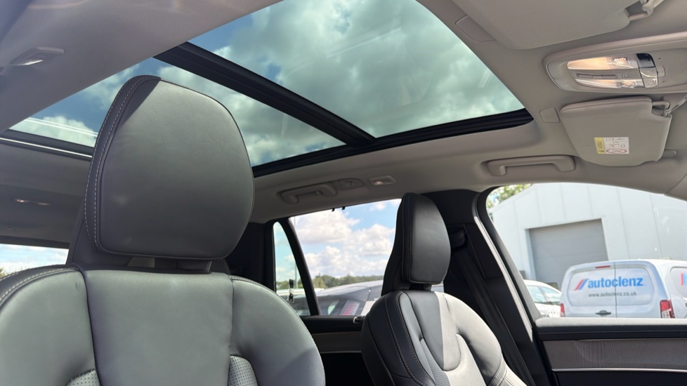 Volvo XC90 2.0 T8 PHEV Ultra Dark 5dr AWD Geartronic Estate - Image 31