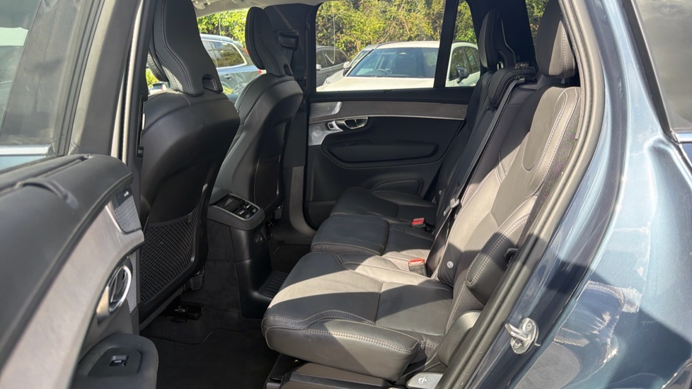 Volvo XC90 2.0 T8 PHEV Ultra Dark 5dr AWD Geartronic Estate - Image 33