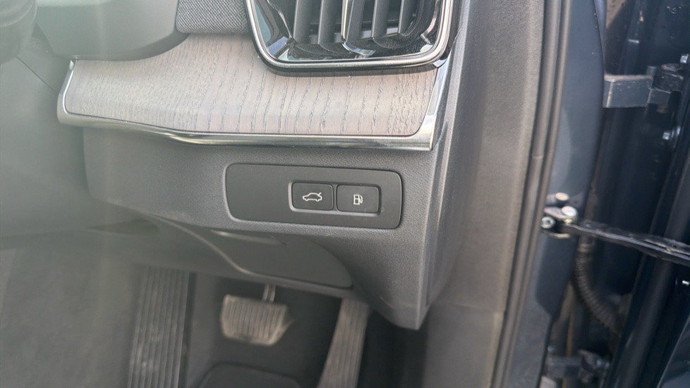 Volvo XC90 2.0 T8 PHEV Ultra Dark 5dr AWD Geartronic Estate - Image 35