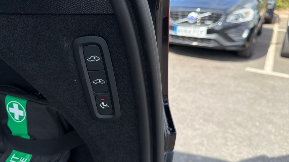 Volvo XC90 2.0 T8 PHEV Ultra Dark 5dr AWD Geartronic Estate - Image 43