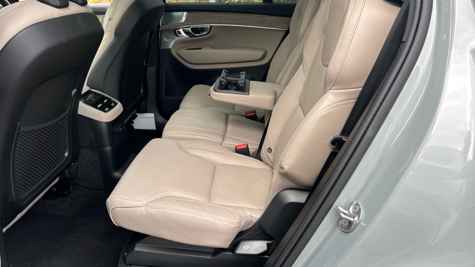 Volvo XC90 2.0 T8 PHEV Ultra Dark 5dr AWD Geartronic Estate - Image 6