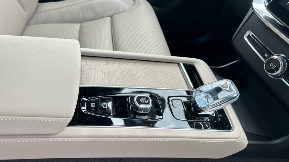 Volvo XC90 2.0 T8 PHEV Ultra Dark 5dr AWD Geartronic Estate - Image 24