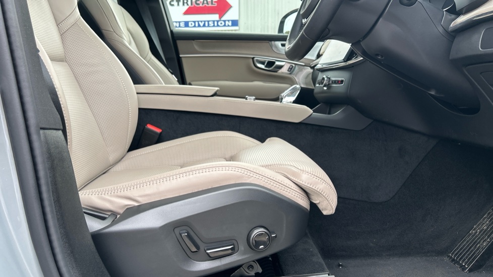 Volvo XC90 2.0 T8 PHEV Ultra Dark 5dr AWD Geartronic Estate - Image 27
