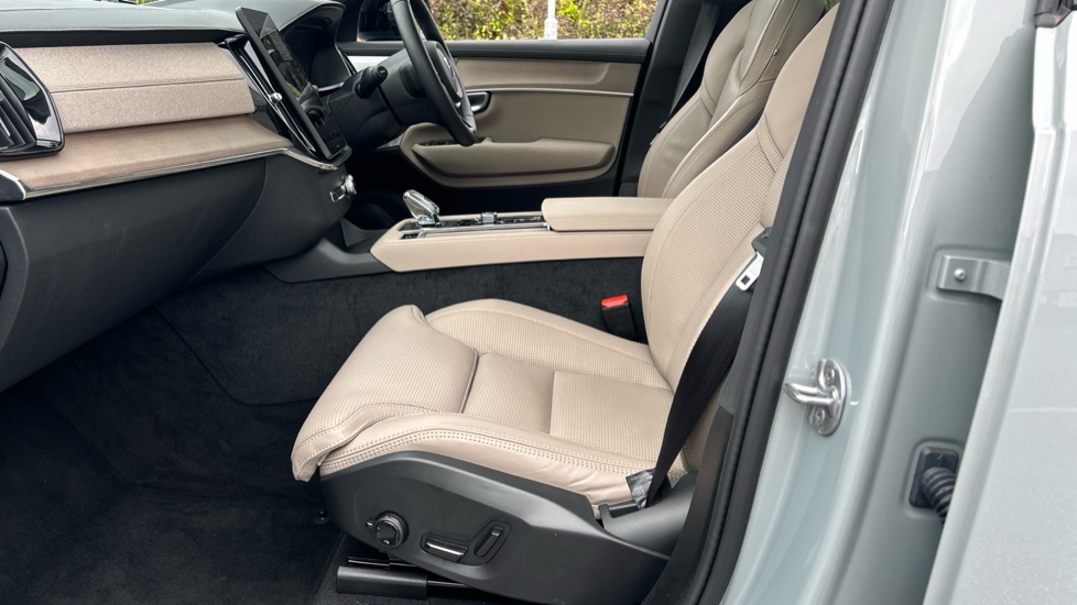 Volvo XC90 2.0 T8 PHEV Ultra Dark 5dr AWD Geartronic Estate - Image 30
