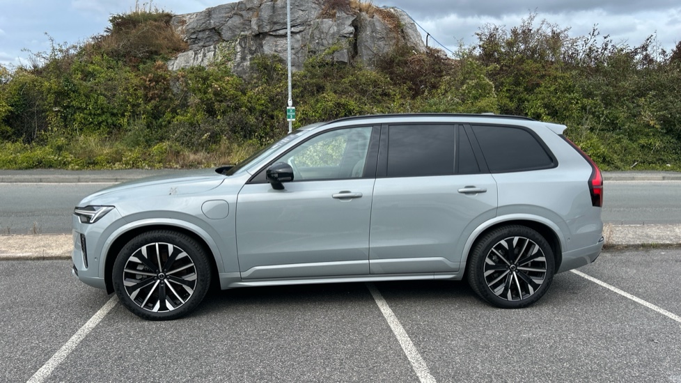 Volvo XC90 2.0 T8 PHEV Ultra Dark 5dr AWD Geartronic Estate - Image 41