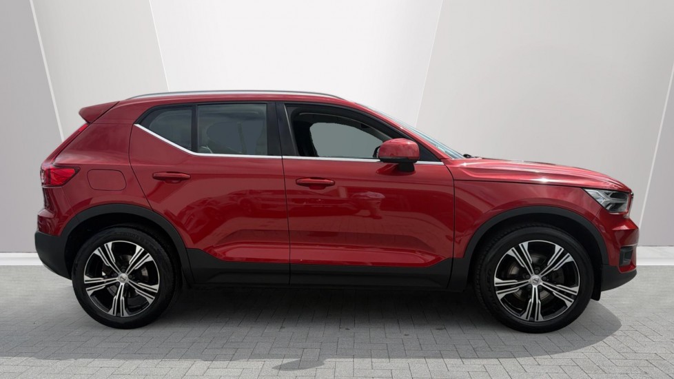 Volvo XC40 2.0 B4P Inscription Pro 5dr Auto [7 speed] Petrol Estate - Image 3