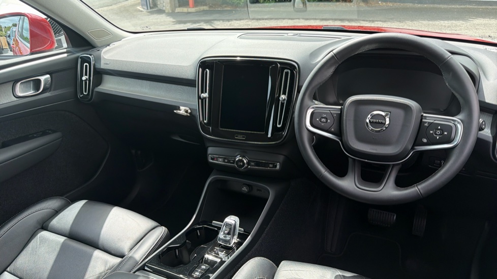 Volvo XC40 2.0 B4P Inscription Pro 5dr Auto [7 speed] Petrol Estate - Image 4