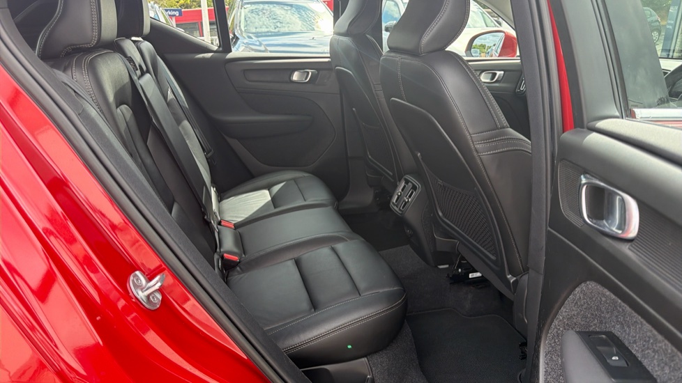 Volvo XC40 2.0 B4P Inscription Pro 5dr Auto [7 speed] Petrol Estate - Image 6
