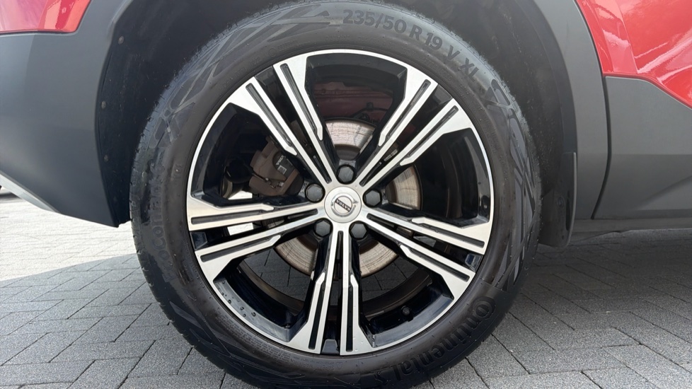 Volvo XC40 2.0 B4P Inscription Pro 5dr Auto [7 speed] Petrol Estate - Image 9