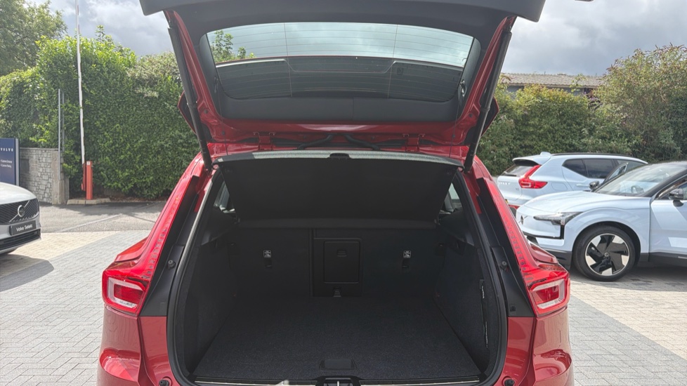 Volvo XC40 2.0 B4P Inscription Pro 5dr Auto [7 speed] Petrol Estate - Image 13